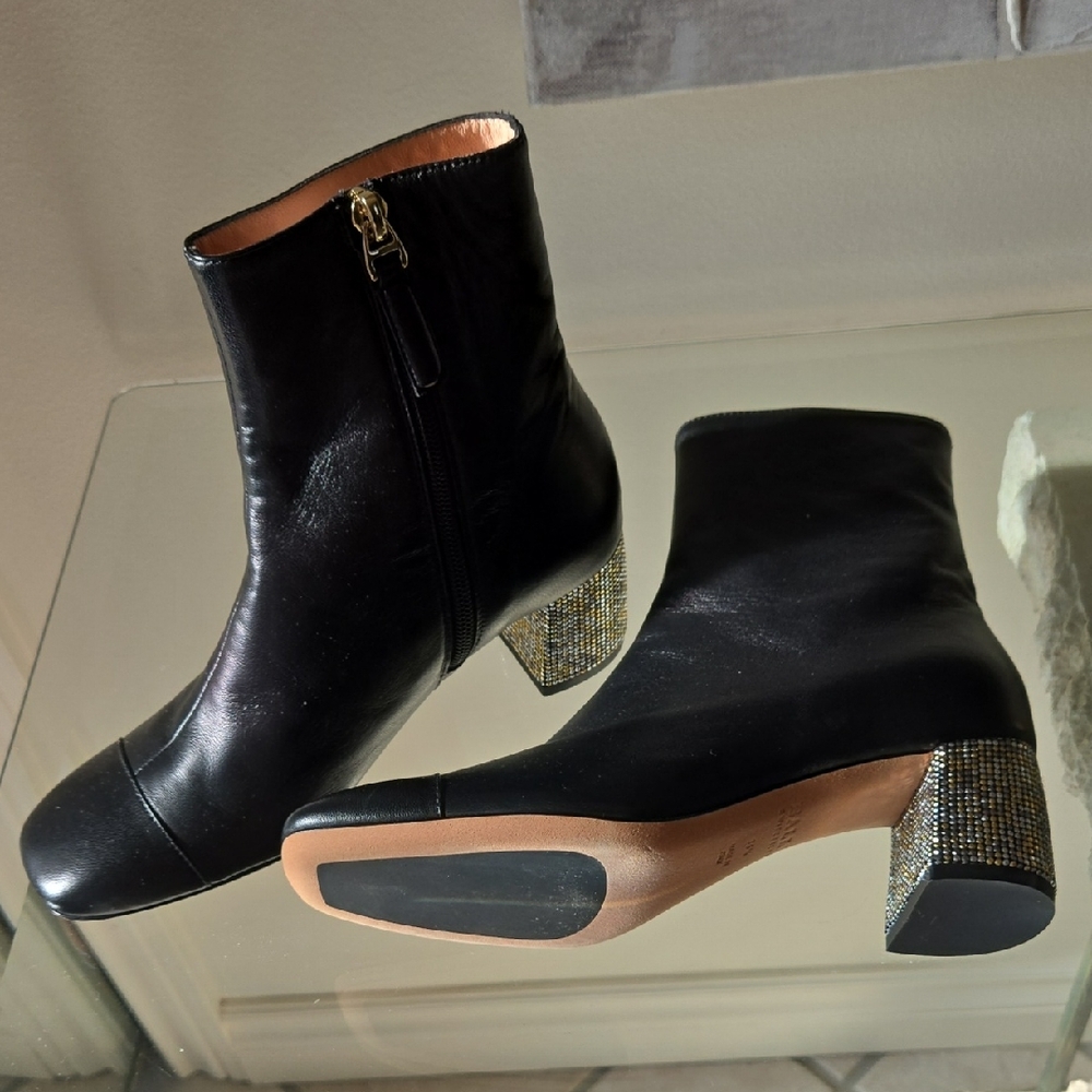 Elegant Black Heeled Boots with Sparkling Detail